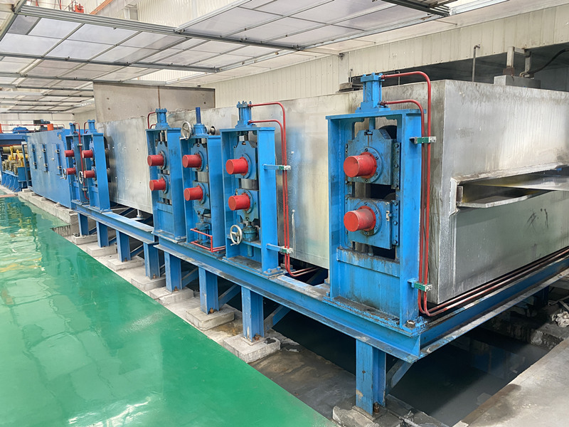 Aluminum plate stretching and straightening machine